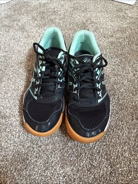 Asics Girls Upcourt Volleyball Black Mint Green Gum Sole Shoes size 4